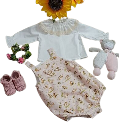 Jardineira Estampada com Blusa Rendada