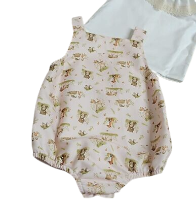 Jardineira Estampada com Blusa Rendada
