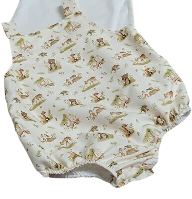 Jardineira Estampada com Blusa Camiseta